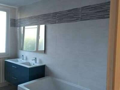 salle de bain avec baignoire