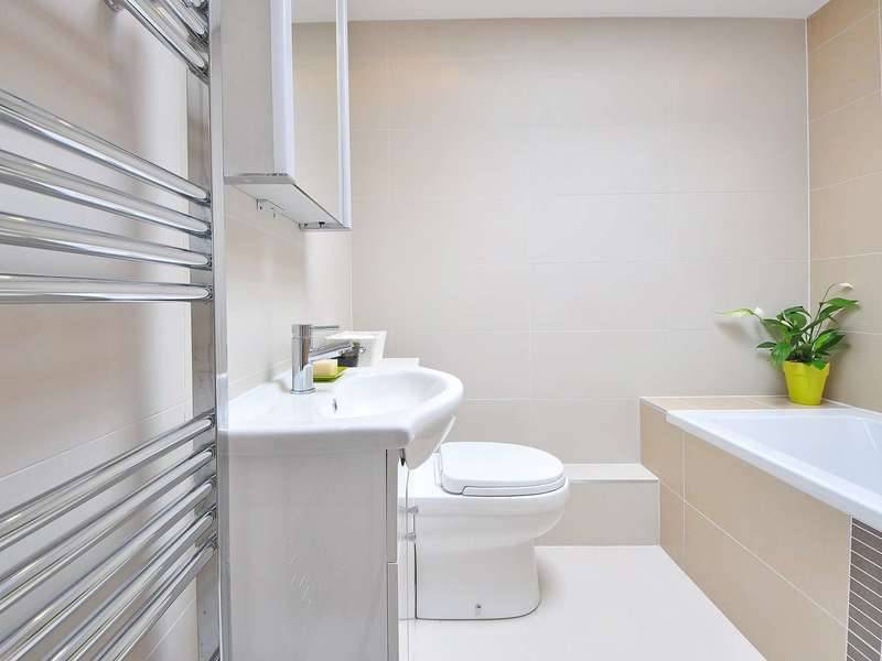 salle de bain avec sèche-serviette