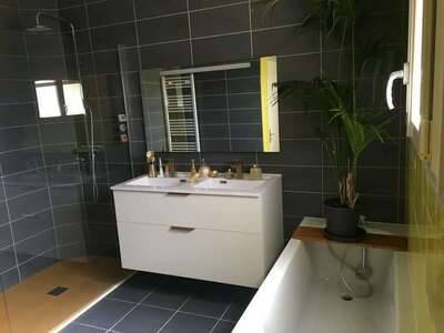 salle de bain noire avec double vasque